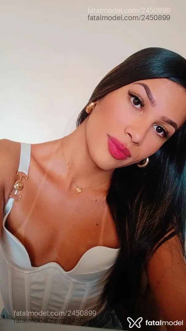 Acompanhante mulher trans com cabelo castanho de olhos pretos - Mavizinha