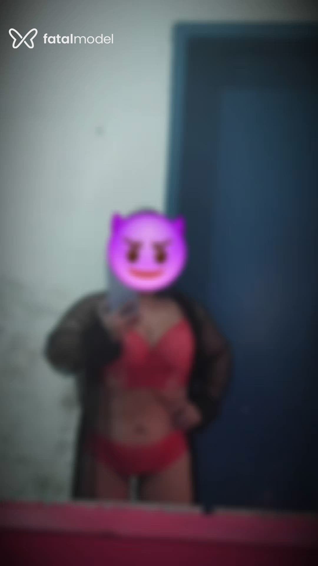 Acompanhante mulher com cabelo colorido de olhos castanhos - Laura Acompanhante mulher com cabelo colorido de olhos castanhos - Laura