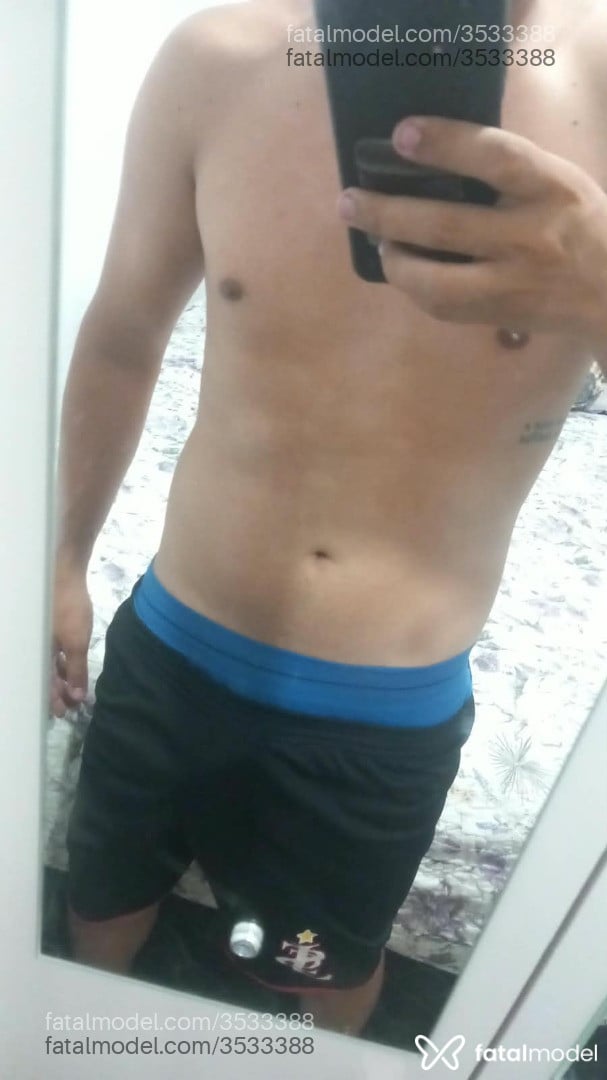 Acompanhante homem com cabelo castanho de olhos pretos - Lucas Bonifácio