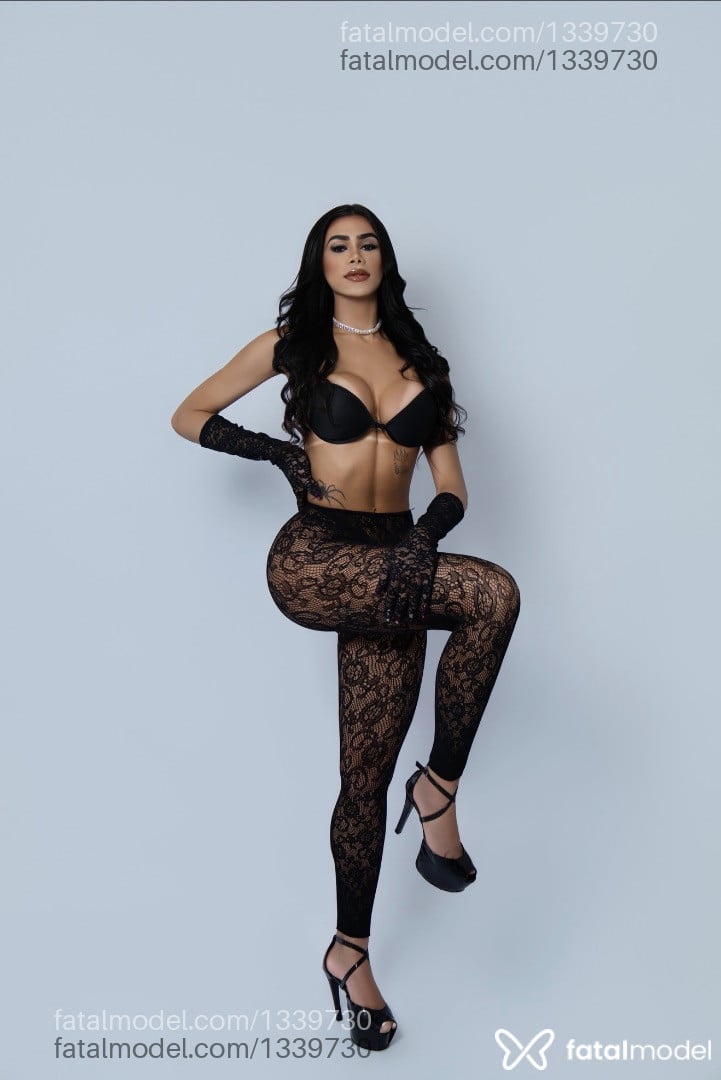 Acompanhante mulher trans morena (o) de olhos castanhos - Emily Chelsie