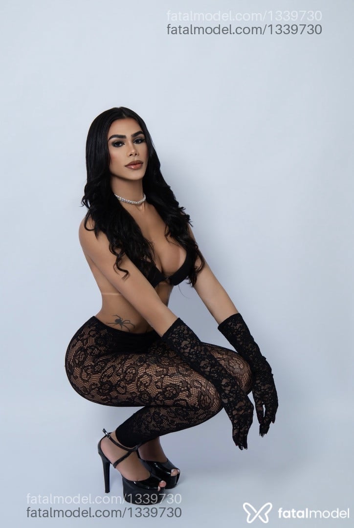Acompanhante mulher trans morena (o) de olhos castanhos - Emily Chelsie