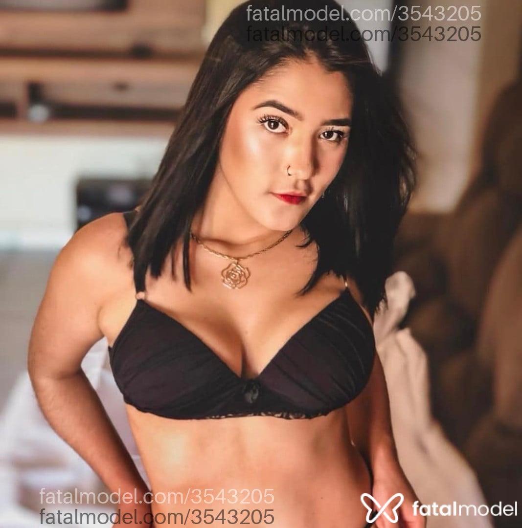 Acompanhante mulher com cabelo castanho de olhos castanhos - Rebeca Melo