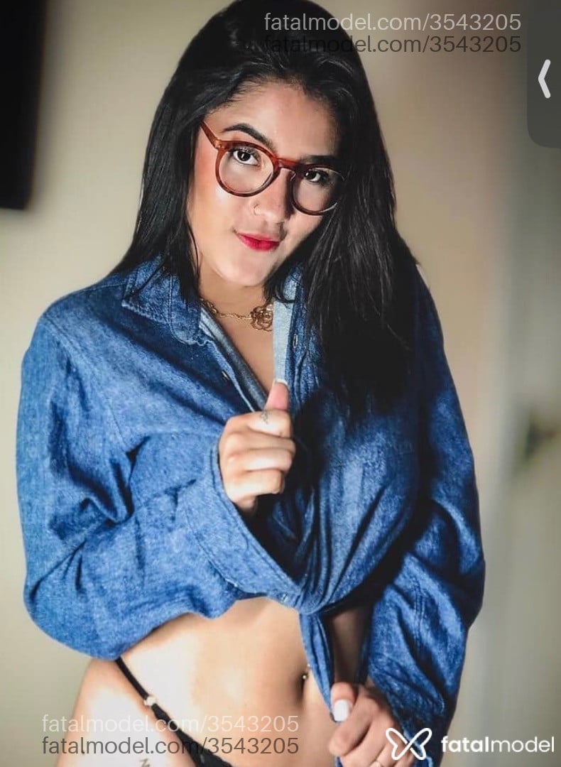 Acompanhante mulher com cabelo castanho de olhos castanhos - Rebeca Melo