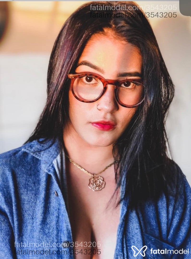 Acompanhante mulher com cabelo castanho de olhos castanhos - Rebeca Melo