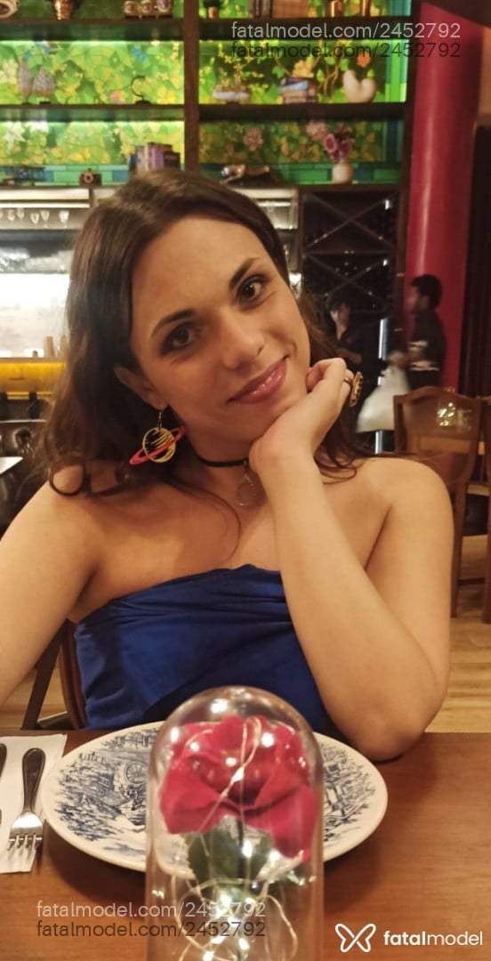 Acompanhante mulher trans com cabelo castanho de olhos mel - Psicóloga Aninha