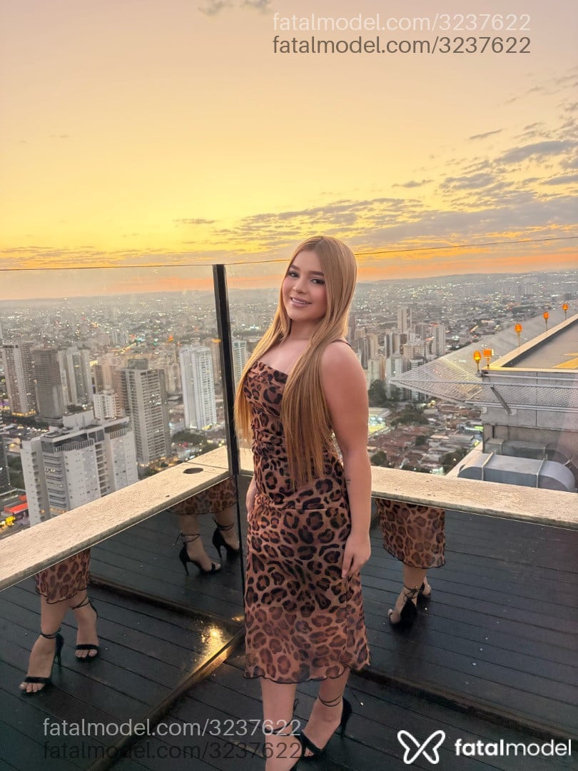 Acompanhante mulher loira (o) de olhos castanhos - Eduarda
