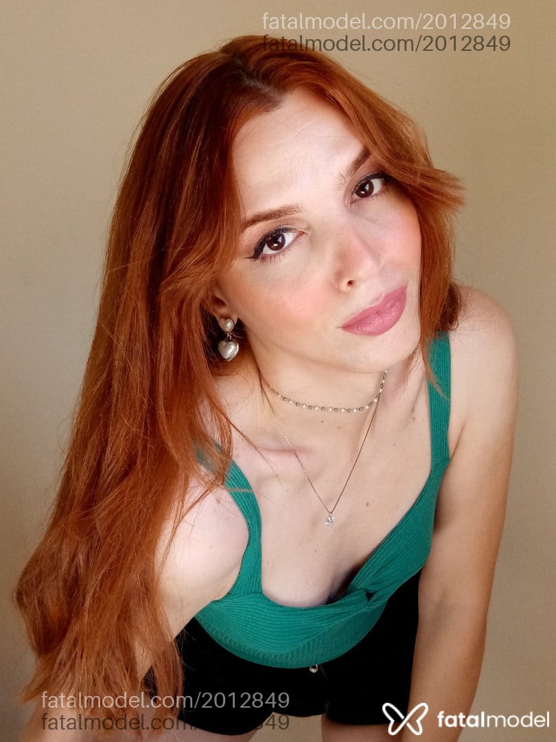 Acompanhante mulher trans com cabelo colorido de olhos castanhos - Lina Ribeiro