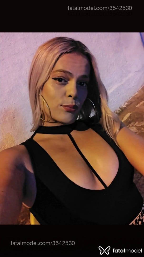 Acompanhante mulher trans loira (o) de olhos castanhos - Fernanda