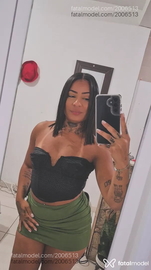 Acompanhante mulher com cabelo castanho de olhos castanhos - Mel Mel Acompanhante mulher com cabelo castanho de olhos castanhos - Mel Mel
