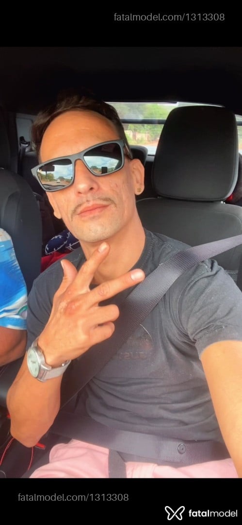 Acompanhante homem com cabelo castanho de olhos castanhos - Marmiteiro