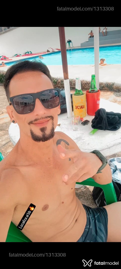 Acompanhante homem com cabelo castanho de olhos castanhos - Marmiteiro