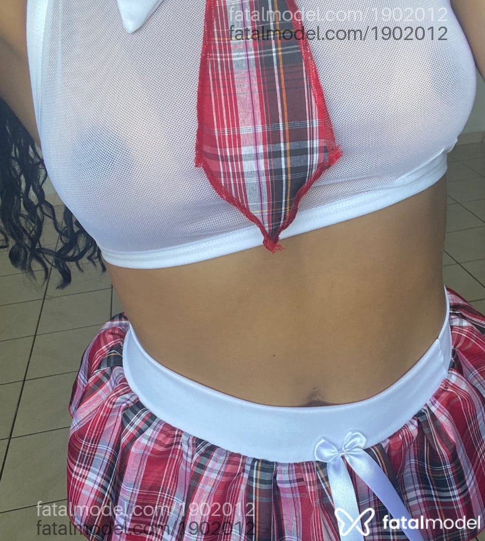 Acompanhante mulher loira (o) de olhos pretos - Emily