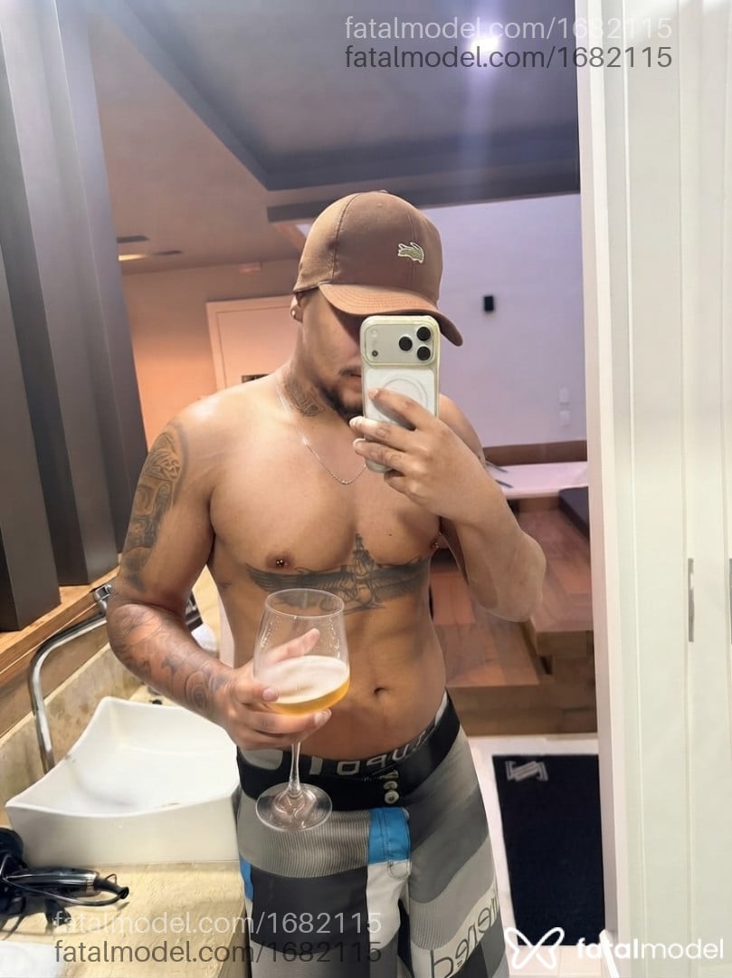 Acompanhante homem morena (o) de olhos pretos - Silva Silva