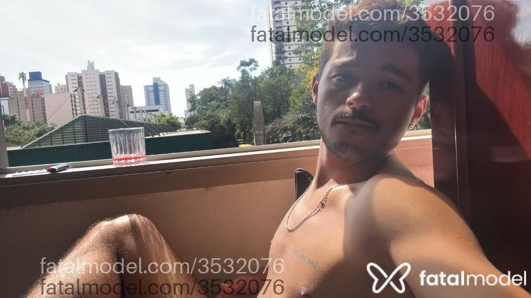 Acompanhante homem com cabelo castanho de olhos castanhos - Vitor