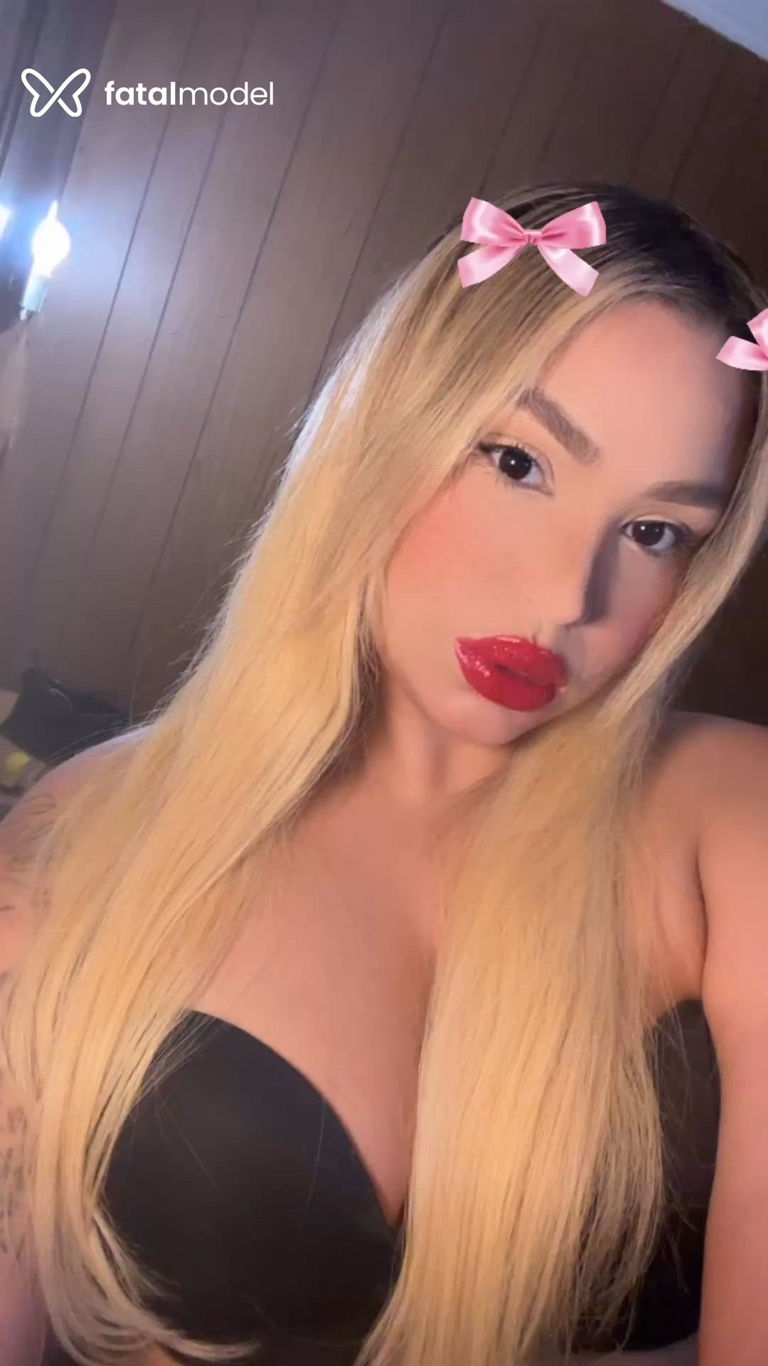 Acompanhante mulher loira (o) de olhos pretos - Aysha Bittencourt