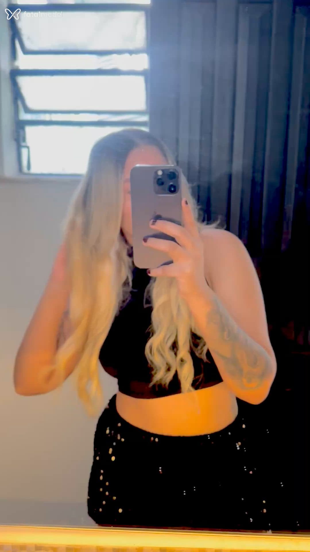 Acompanhante mulher loira (o) de olhos pretos - Aysha Bittencourt