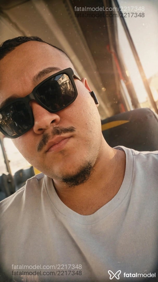 Acompanhante homem com cabelo castanho de olhos castanhos - Logan Tyler