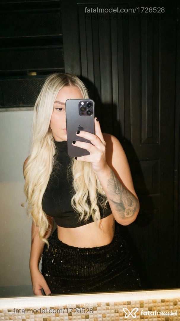 Acompanhante mulher loira (o) de olhos pretos - Aysha Bittencourt