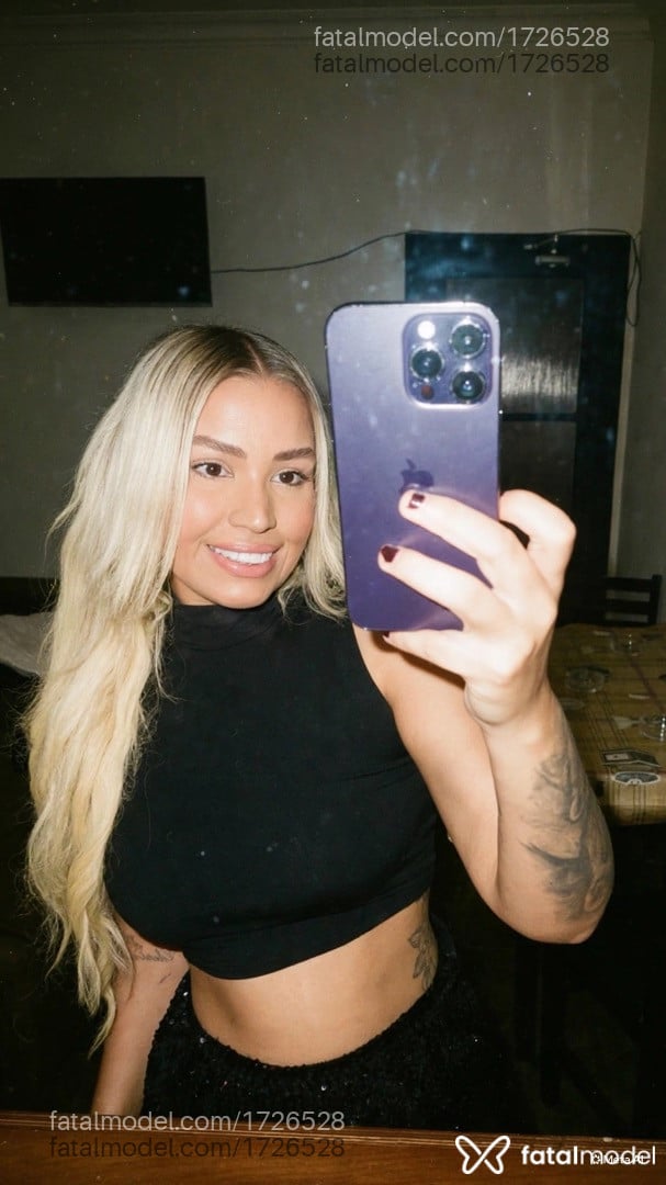 Acompanhante mulher loira (o) de olhos pretos - Aysha Bittencourt