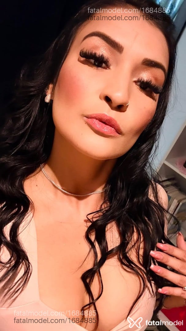 Acompanhante mulher morena (o) de olhos pretos - Mallu Bennett