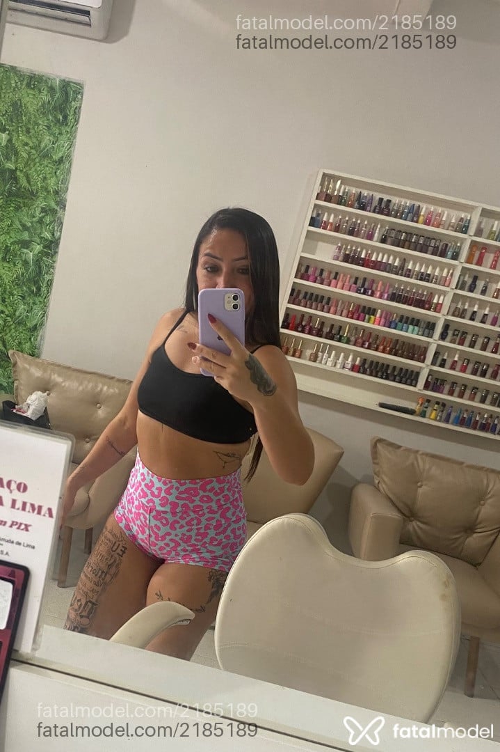 Acompanhante mulher com cabelo colorido de olhos castanhos - Ah Cabulozinha