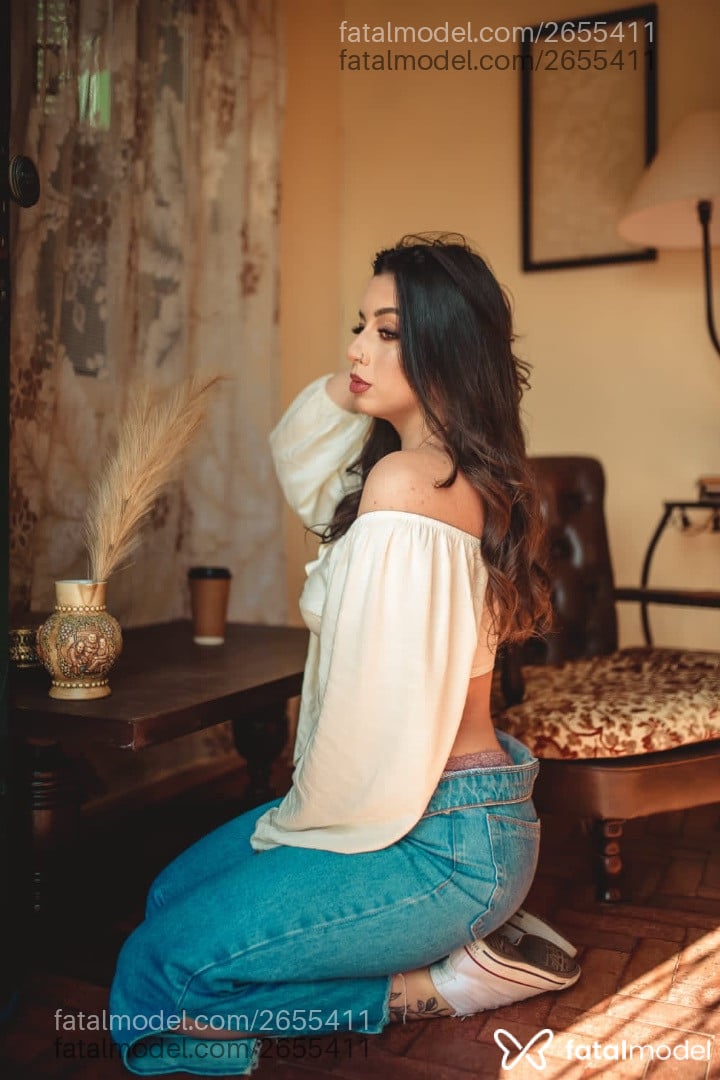 Acompanhante mulher com cabelo castanho de olhos verdes - Viivi Acompanhante mulher com cabelo castanho de olhos verdes - Viivi
