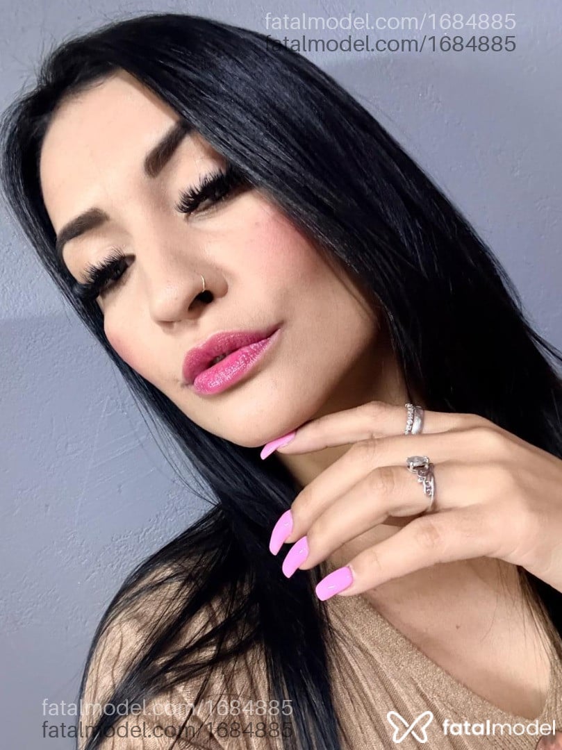 Acompanhante mulher morena (o) de olhos pretos - Mallu Bennett