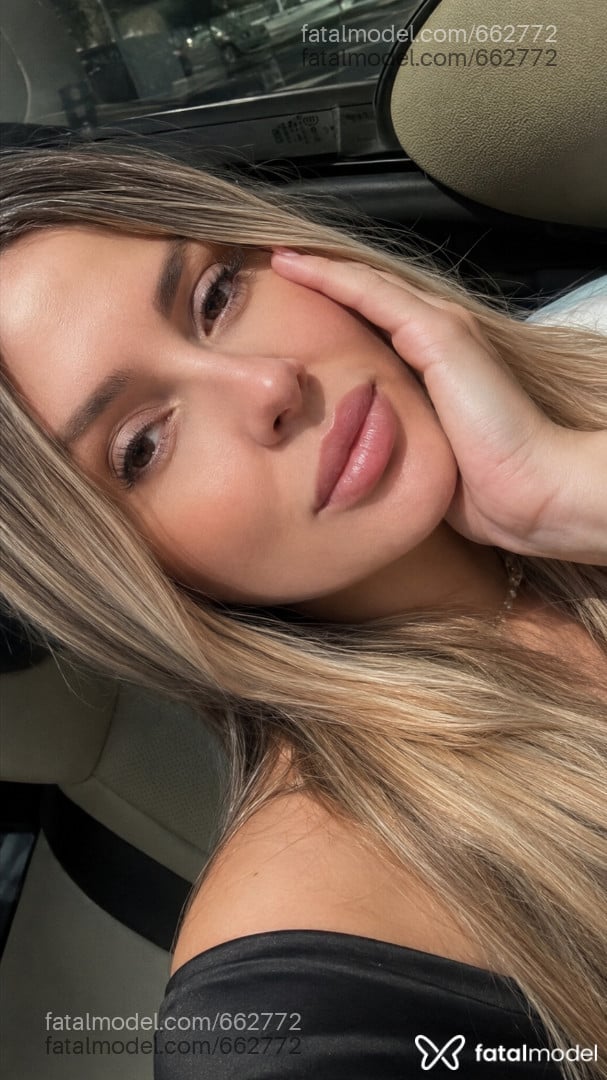 Acompanhante mulher loira (o) de olhos castanhos - Bruna Meneghetti