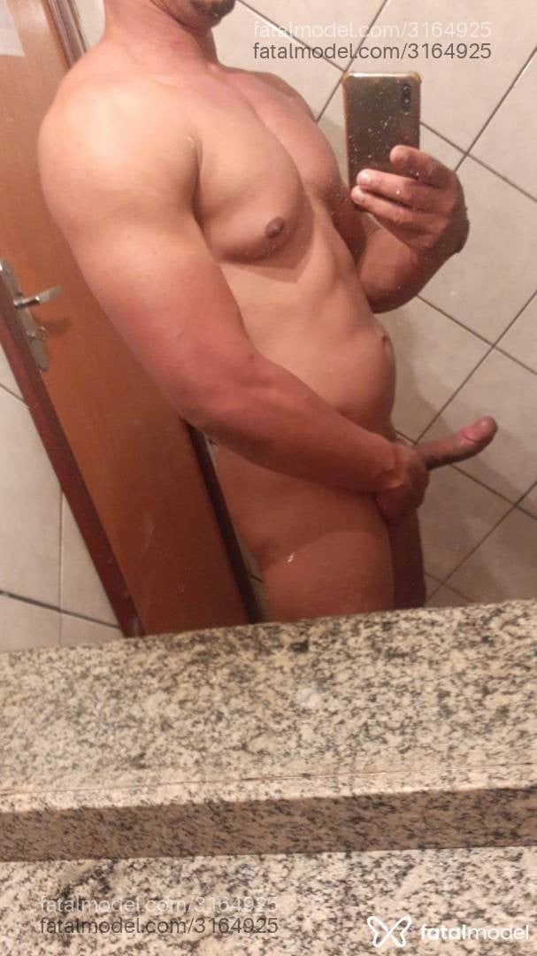 Acompanhante homem sem cabelo de olhos pretos - Thiago Pereira