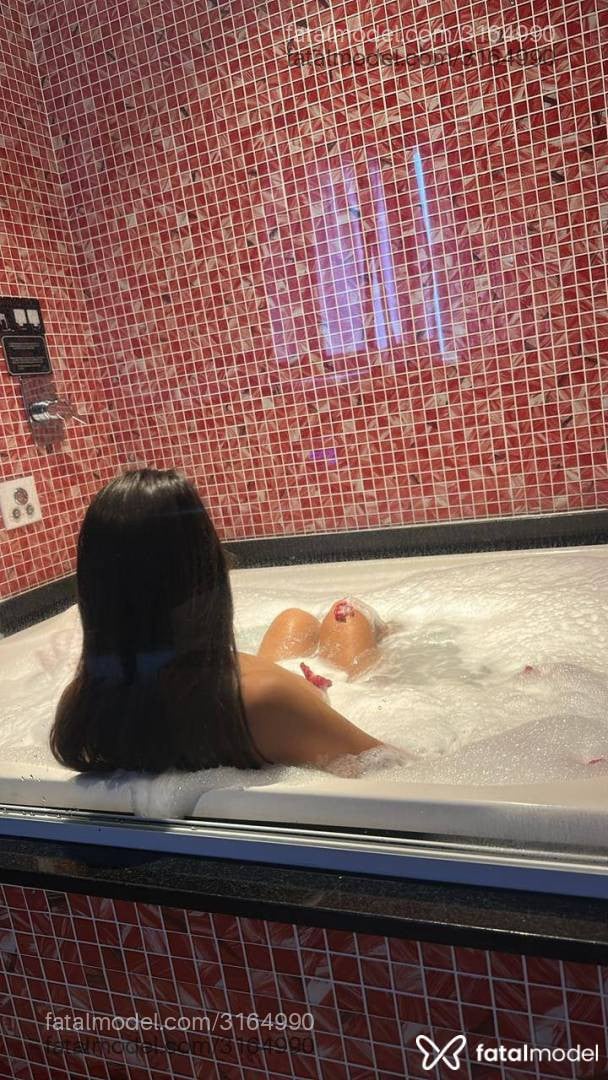 Acompanhante mulher com cabelo castanho de olhos verdes em Pouso Alegre - Carla