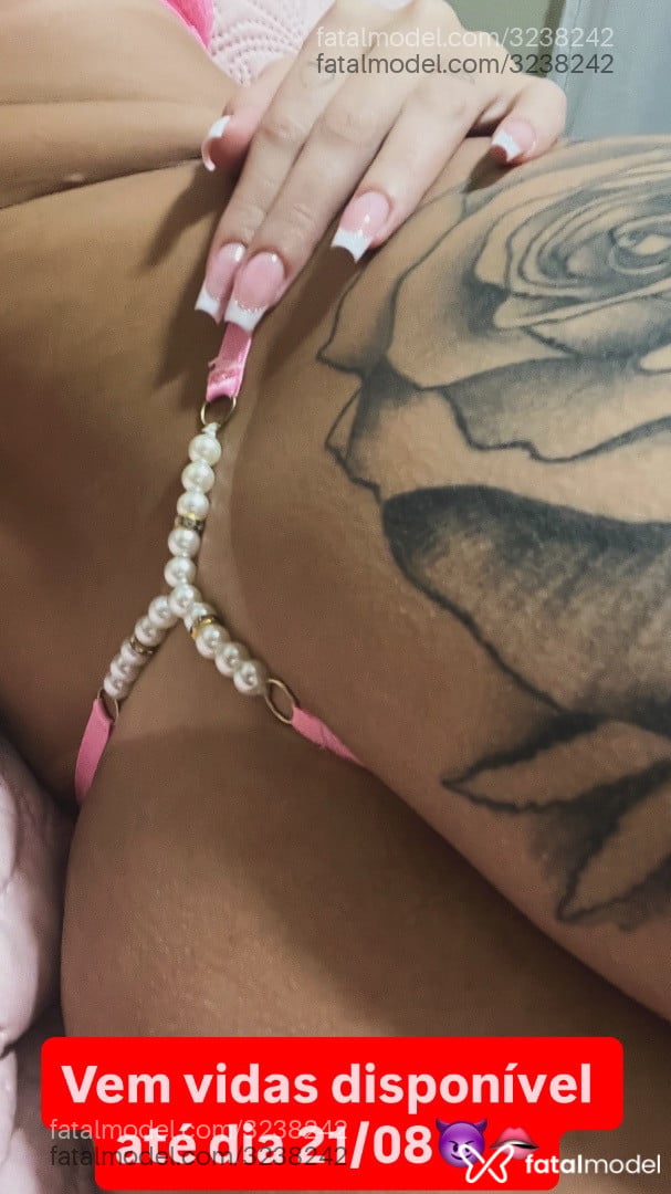Acompanhante mulher com cabelo castanho de olhos verdes - Lunna Alencar