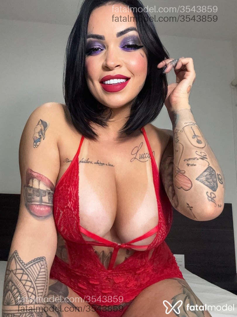 Acompanhante mulher morena (o) de olhos castanhos - Lolla Martinelli