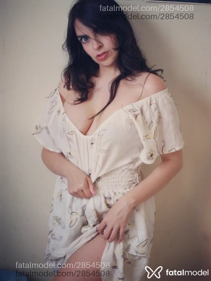 Acompanhante mulher morena (o) de olhos azuis - Clarimonde