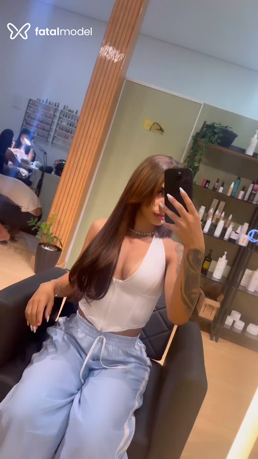 Acompanhante mulher com cabelo castanho de olhos castanhos - Ray Acompanhante mulher com cabelo castanho de olhos castanhos - Ray