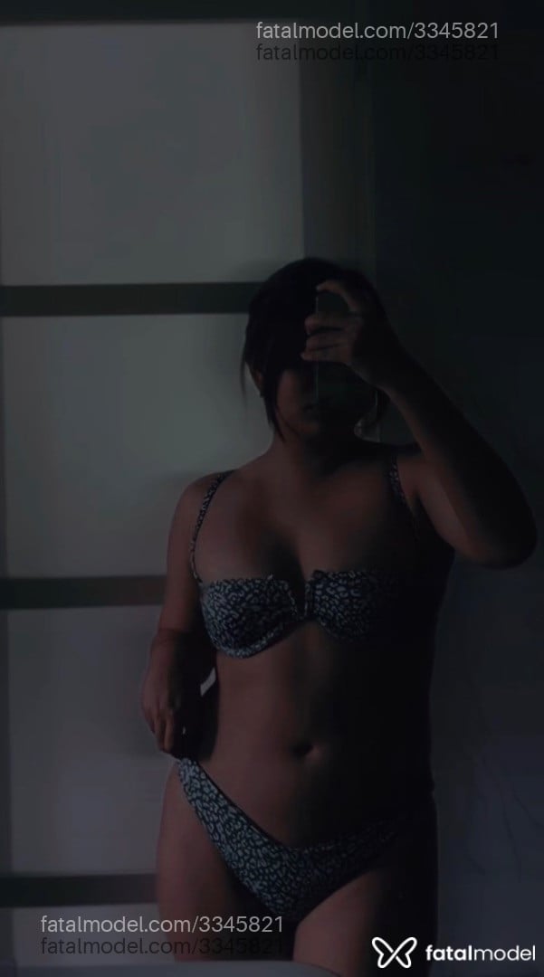 Acompanhante mulher com cabelo castanho de olhos castanhos - Azarfane