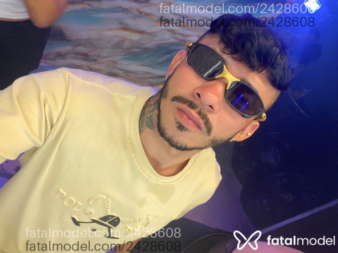 Acompanhante homem loira (o) de olhos castanhos - Marrento