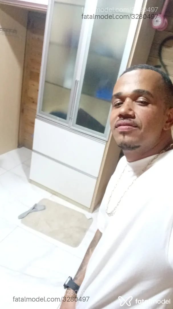 Acompanhante homem sem cabelo de olhos pretos - Le Santos