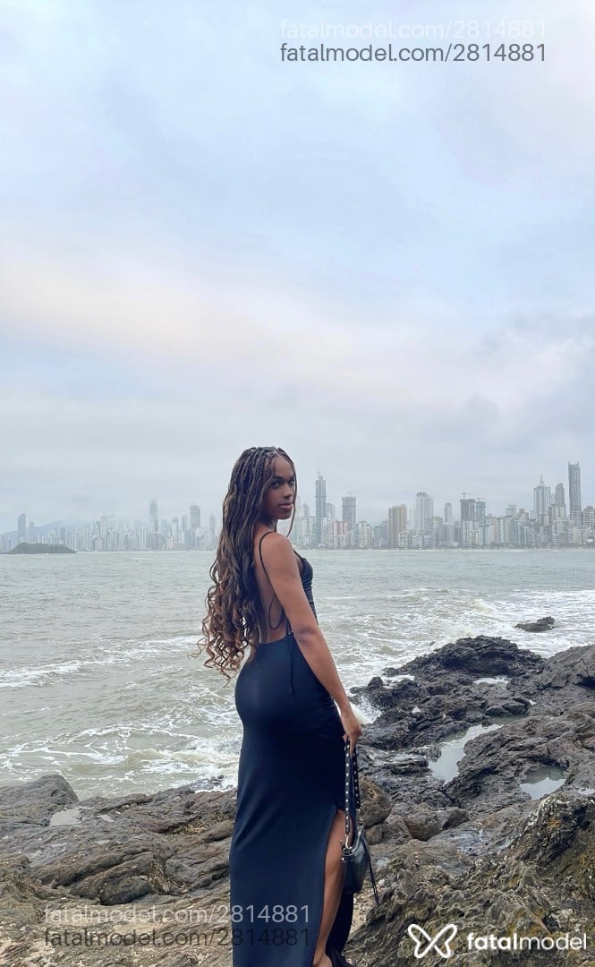 Acompanhante mulher trans com cabelo castanho de olhos castanhos - Manu Santos