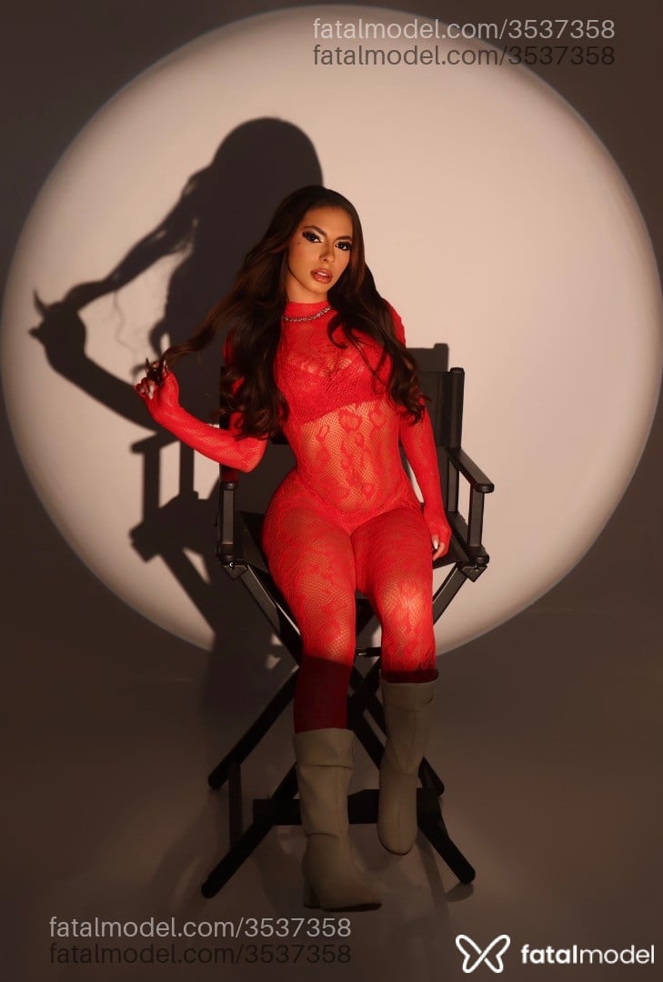 Acompanhante mulher com cabelo castanho de olhos castanhos - Ray Acompanhante mulher com cabelo castanho de olhos castanhos - Ray