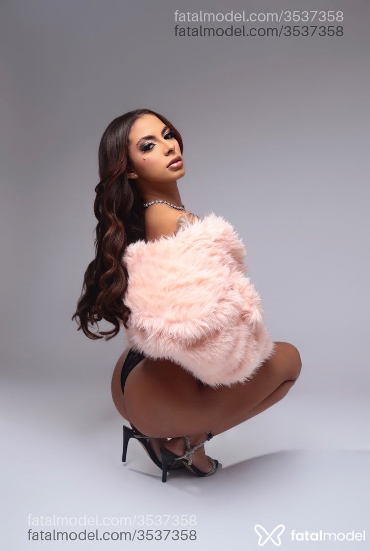 Acompanhante mulher com cabelo castanho de olhos castanhos - Ray Acompanhante mulher com cabelo castanho de olhos castanhos - Ray