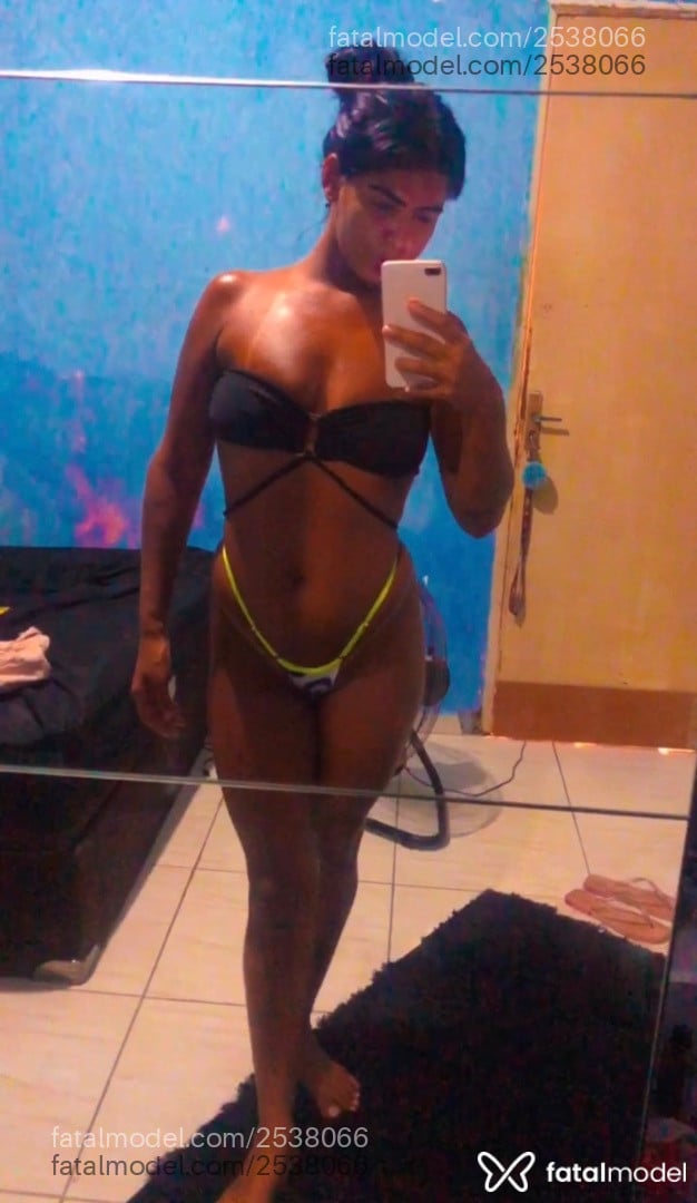 Acompanhante mulher morena (o) de olhos pretos - Nicki