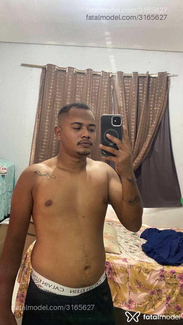 Acompanhante não-binário com cabelo castanho de olhos castanhos em Sapezal - Resilientek