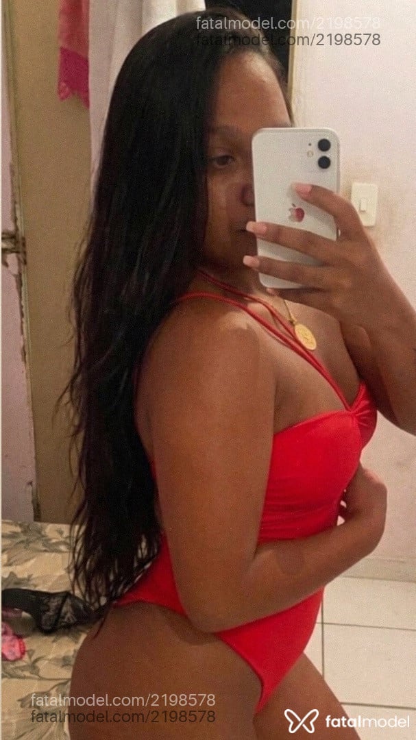 Acompanhante mulher morena (o) de olhos pretos - Larissa