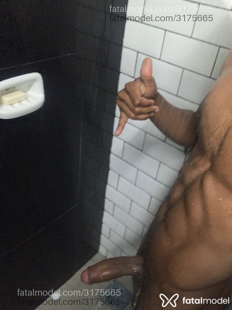 Acompanhante homem com cabelo castanho de olhos castanhos - Preto