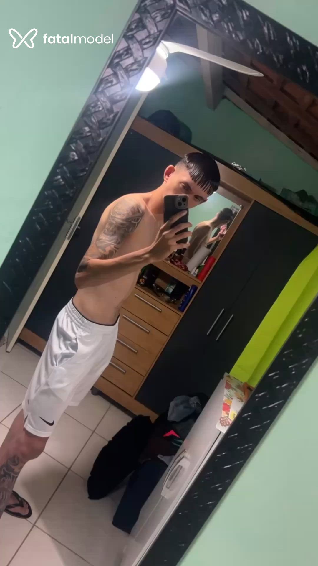 Acompanhante homem com cabelo castanho de olhos pretos - Jssouza
