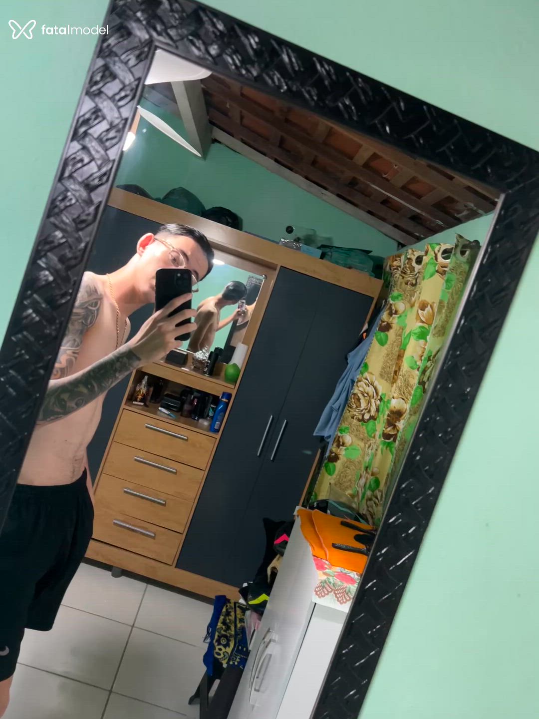Acompanhante homem com cabelo castanho de olhos pretos - Jssouza