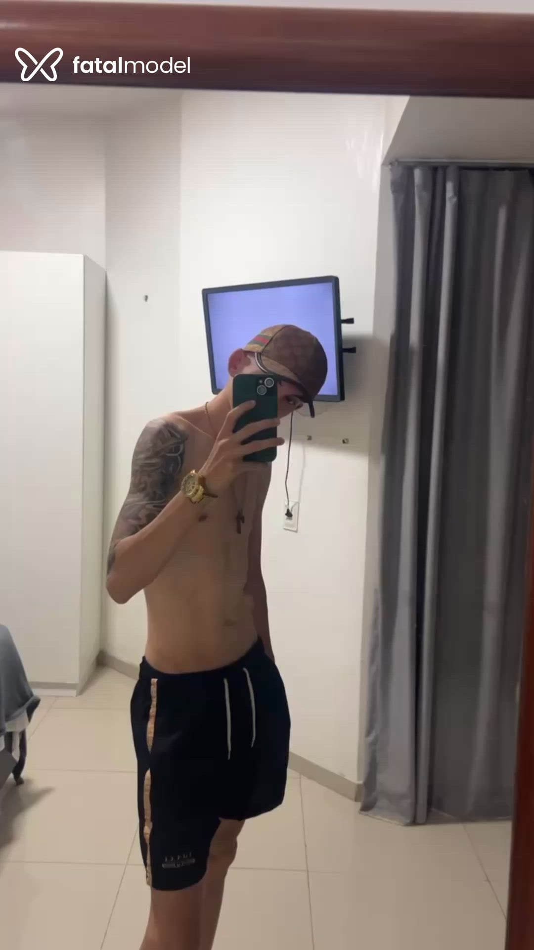 Acompanhante homem com cabelo castanho de olhos pretos - Jssouza