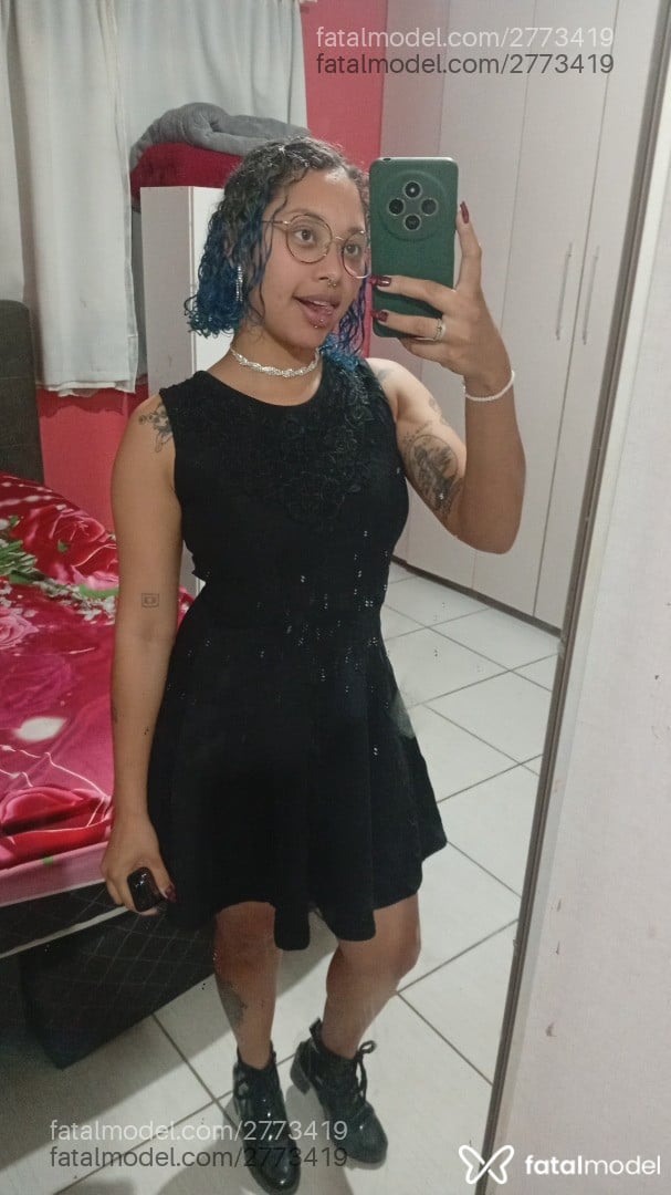 Acompanhante mulher com cabelo colorido de olhos castanhos - Pesseguinha