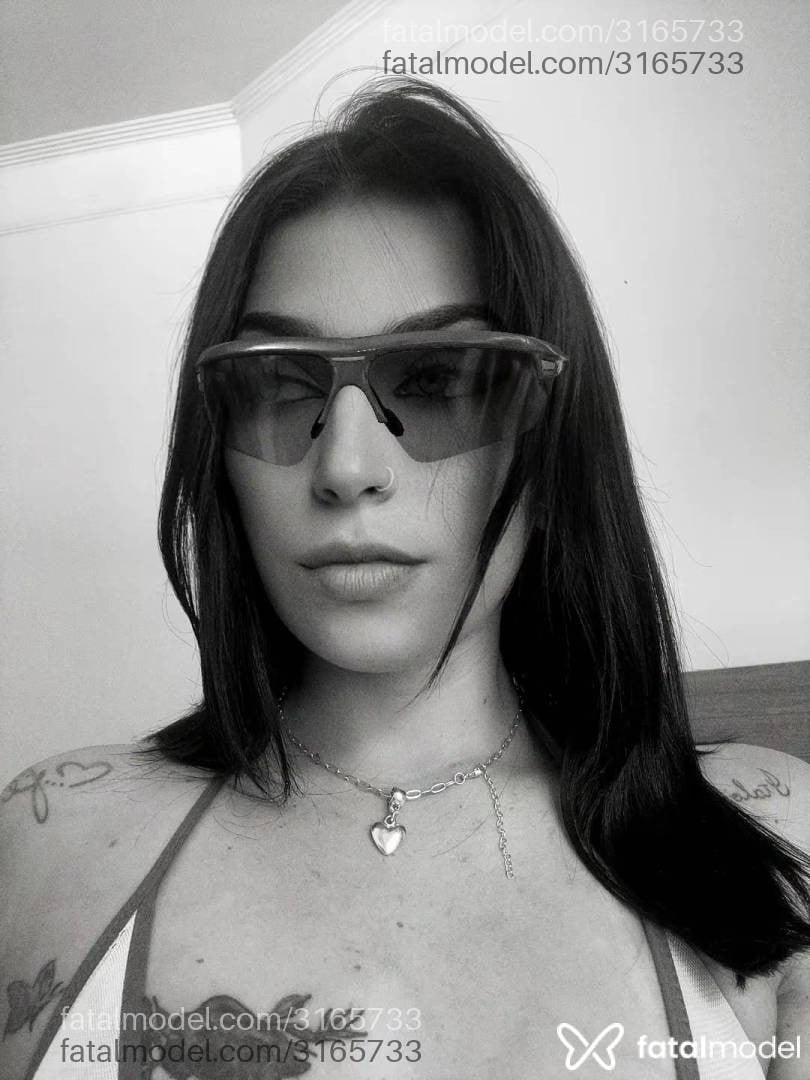 Acompanhante mulher morena (o) de olhos verdes - Isíis