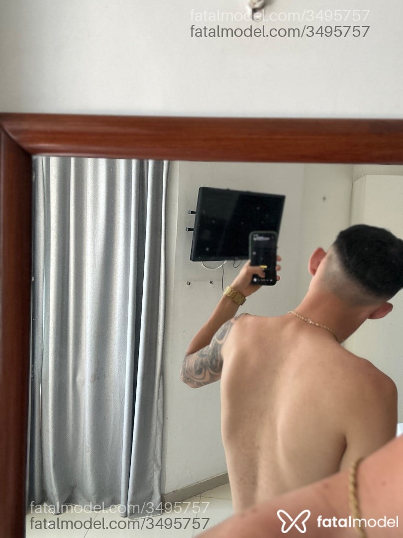 Acompanhante homem com cabelo castanho de olhos pretos - Jssouza